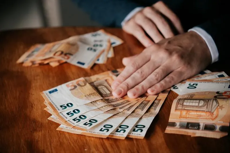 Ile euro można przewieźć w samolocie? Przewodnik dla podróżnych