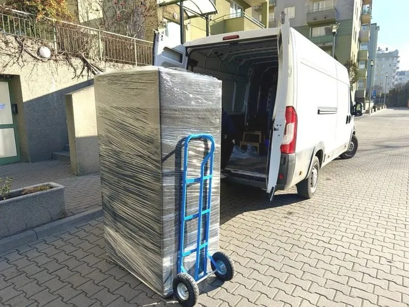 Jak bezpiecznie przewieźć lodówkę kurierem – praktyczne porady i wskazówki