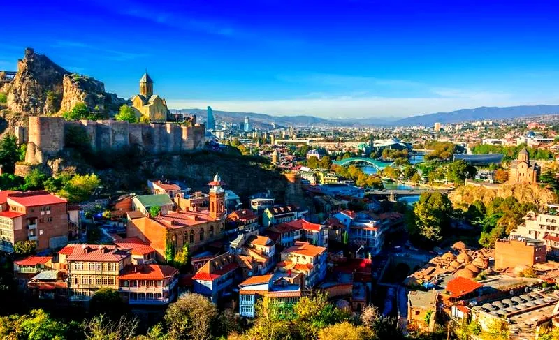 Jak najłatwiej dojechać z Kutaisi do Tbilisi? Przewodnik po najlepszych opcjach