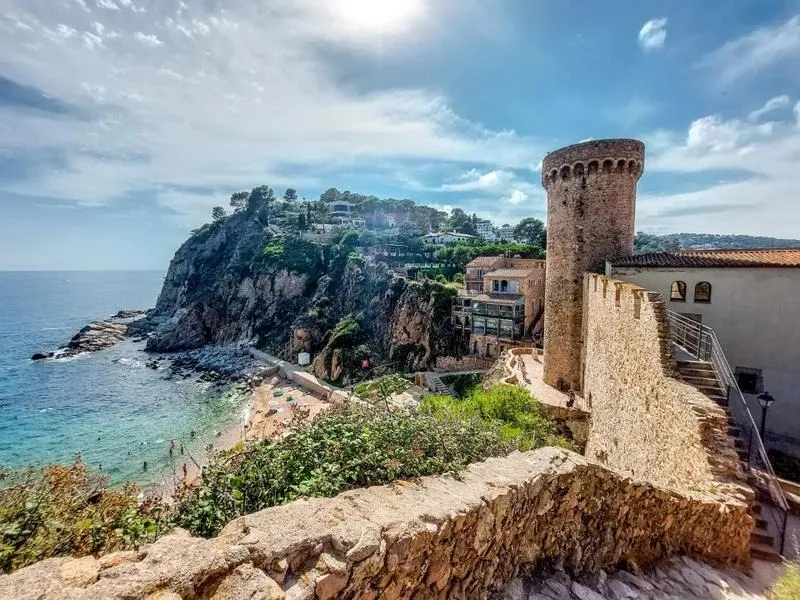 Jak wygodnie dojechać z Tossa de Mar do Barcelony? Sprawdź nasze porady!
