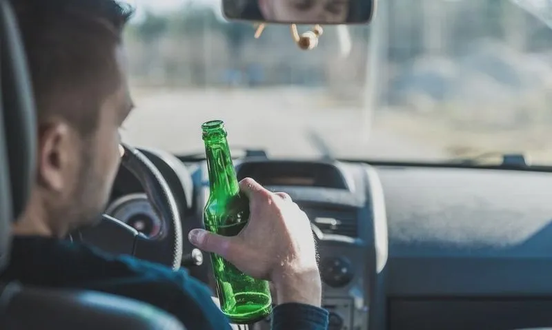 Kiedy bezpiecznie wsiąść za kierownicę po wypiciu 3 piw?