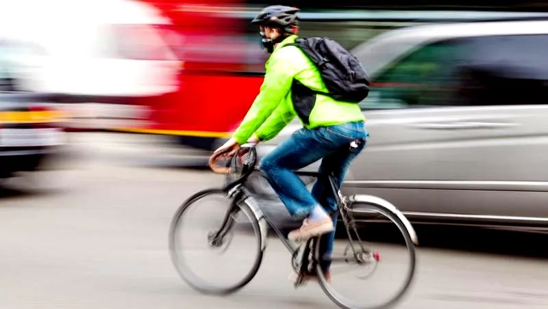 Kiedy rowerzysta może jechać po drodze? Przewodnik po zasadach i bezpieczeństwie