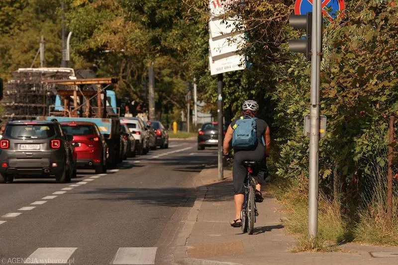 Kiedy wolno jechać rowerem po chodniku? Kluczowe zasady i przepisy