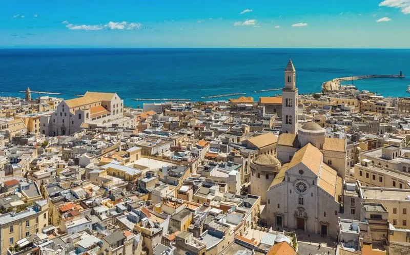 Najlepszy czas na podróż do Bari – kiedy jechać, by w pełni docenić urok miasta?