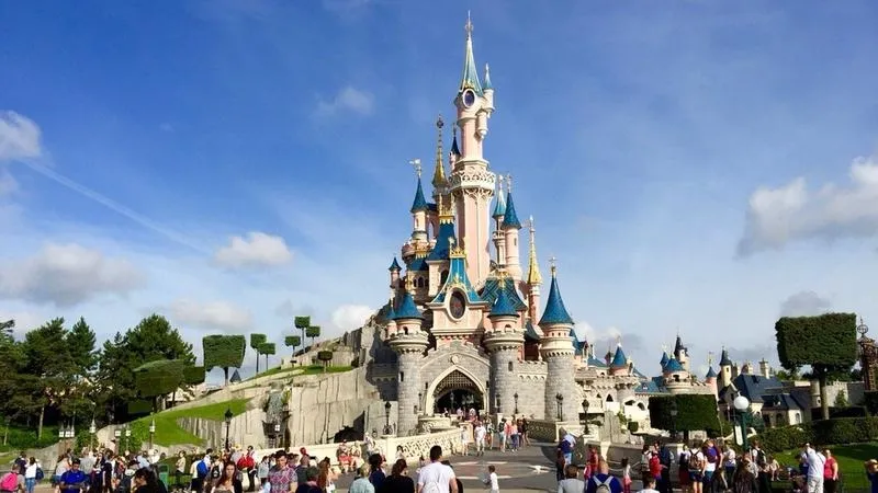 Odkryj niezwykłe atrakcje, które czekają w Disneylandzie