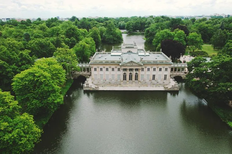Jak dojechać z centrum Warszawy do Łazienek Królewskich